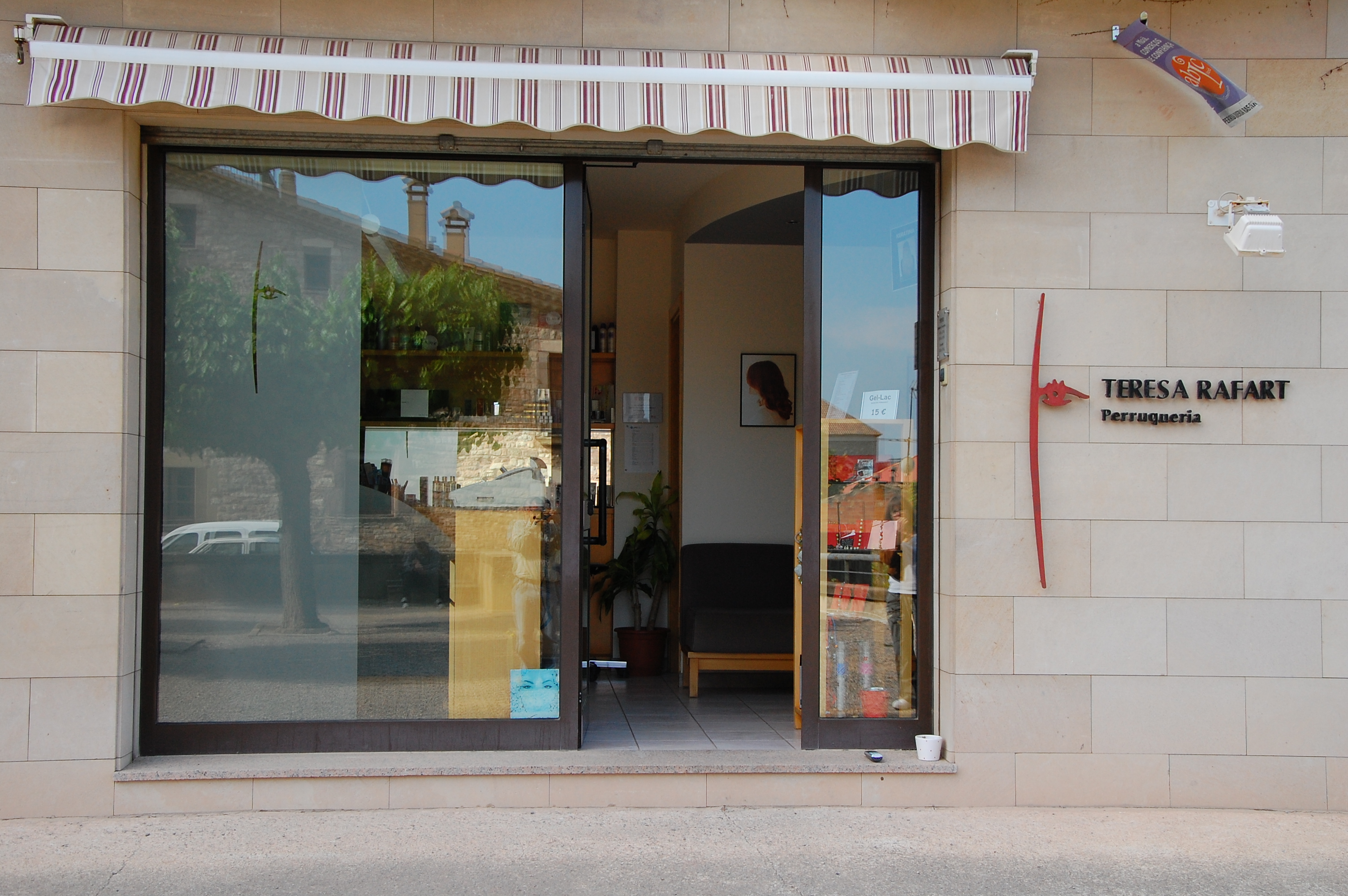 Peluqueria  con cabina estètica
