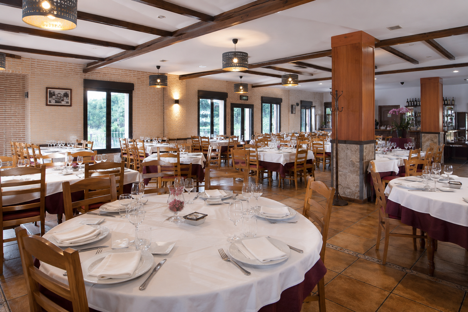 Restaurante-cafetería con salón de eventos en carretera principal de Toledo, inmueble incluido