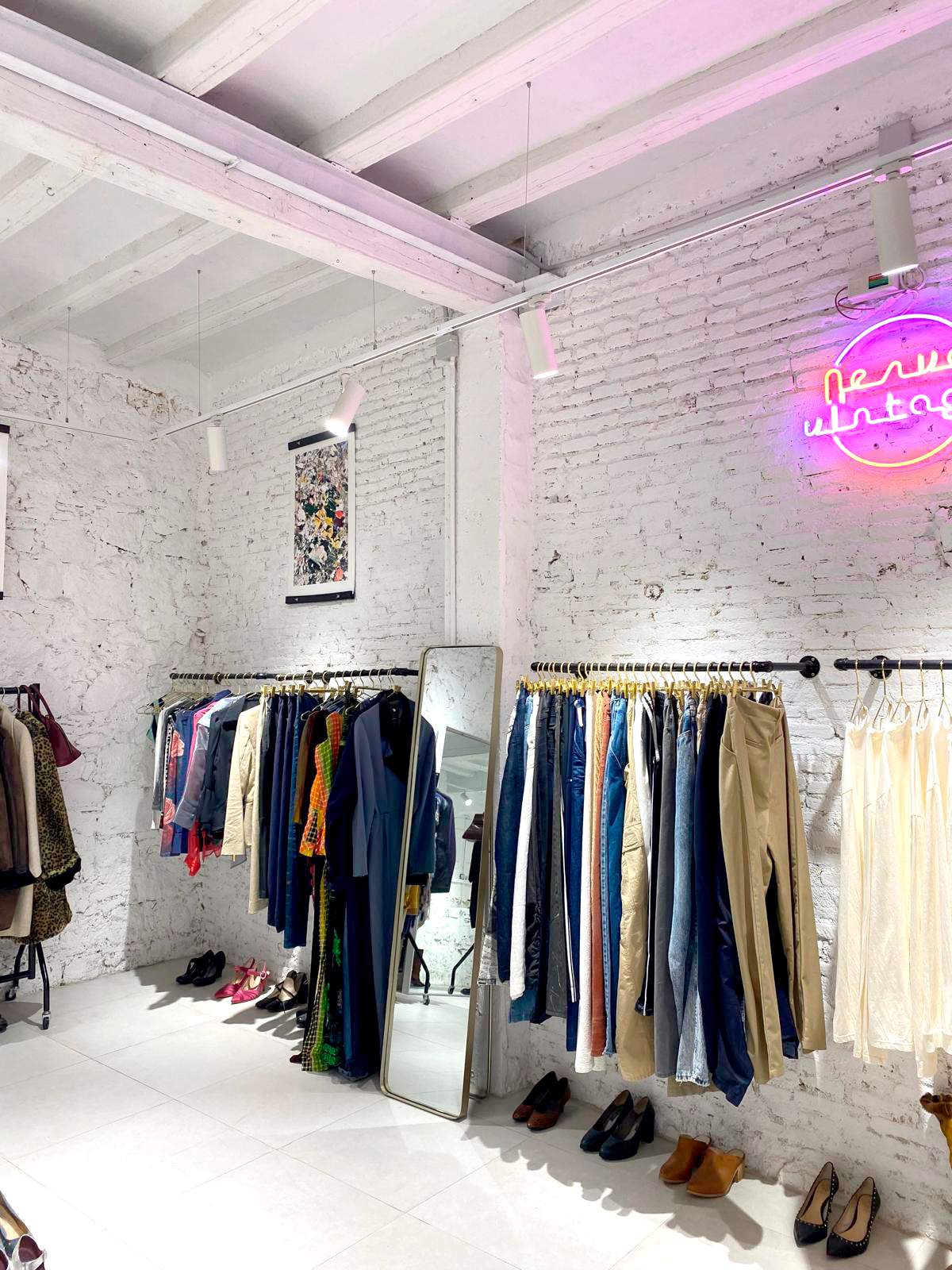 TRASPASO NEGOCIO VINTAGE LISTO PARA ENTRAR · BARCELONA