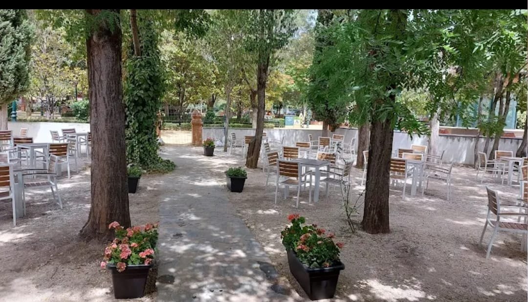 Restaurante con terraza-jardín de 762 m² (aforo 400) en los Jardines del Prado — concesión hasta 2037, canon 360 €